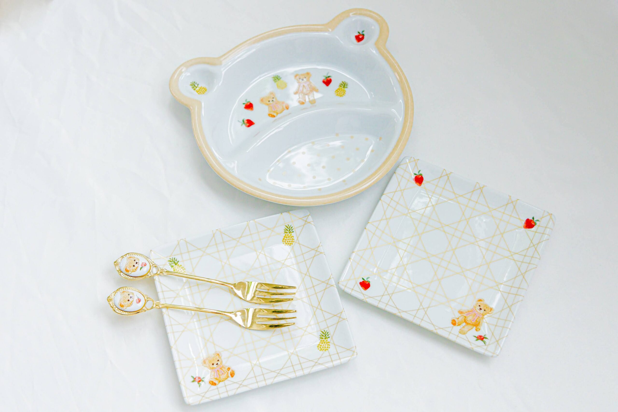 ポーセラーツ-クマ型の絵皿とクマ柄の絵皿とカトラリーセット