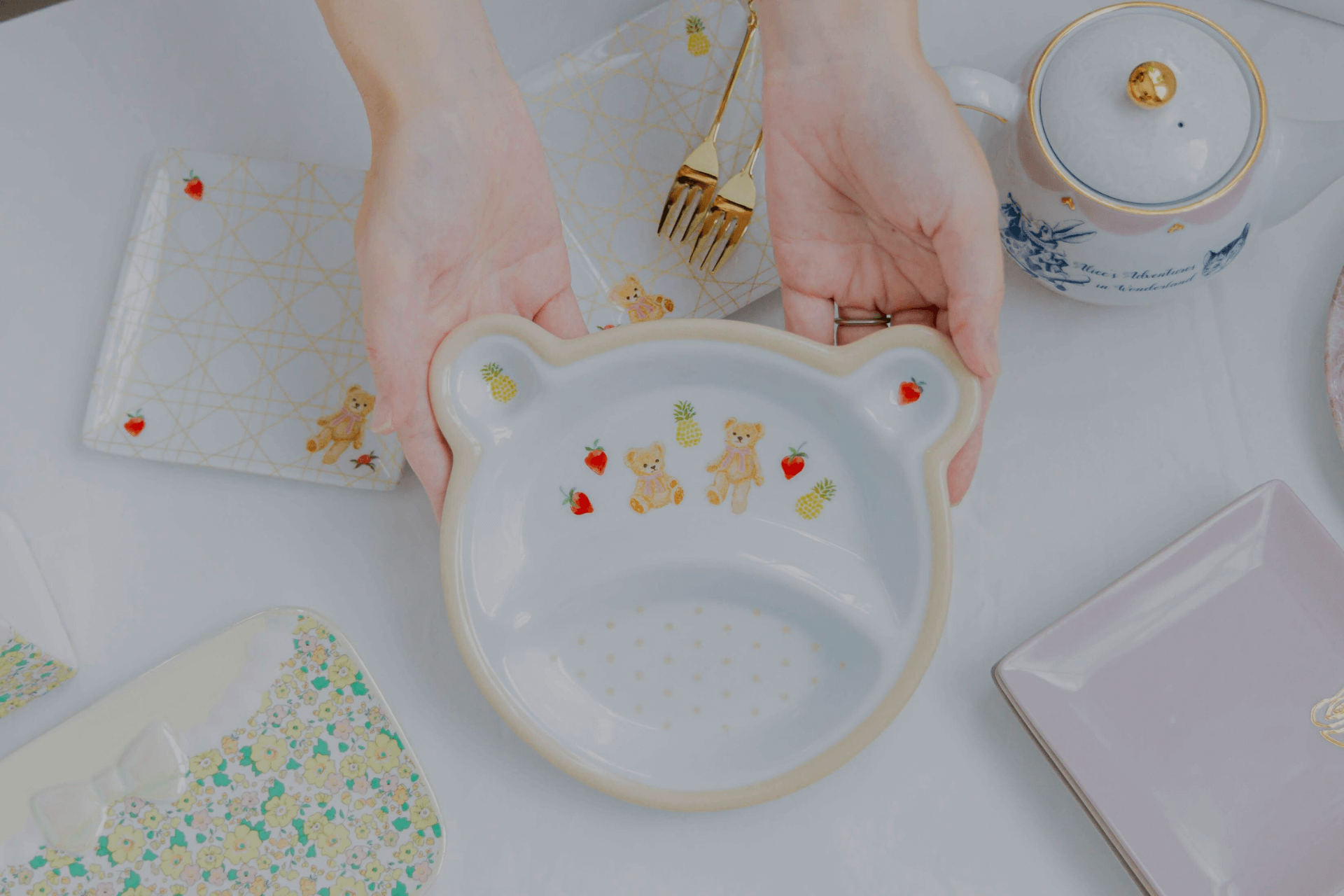 ポーセラーツ-クマ型の絵皿_ブラックマスクver.